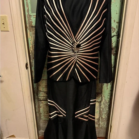 Elegant Black and White Women's Dress Suit - Picture 1 of 16